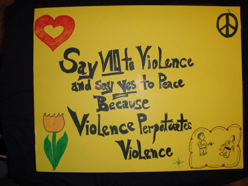 A sign that says say no to violence and say yes to peace.